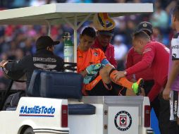 Oscar Ustari sufrió una aparatosa lesión que lo obligó a abandonar el cotejo ante el Cruz Azul. MEXSPORT / B. Maldonado