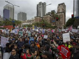 En la marcha predominaron banderas mexicanas, estadounidenses y carteles con las leyendas: 'Vete racista', 'Santuario ahora'. AFP / D. Mcnew
