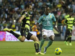 Acción del partido entre León y Santos en el Nou Camp. MEXSPORT / A. García