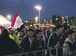 Los aficionados de las Chivas y el América ingresan de manera pacífica a la zona de revisión, para ver jugar a su equipo predilecto. EL INFORMADOR / R. Tamayo