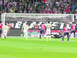 Ángel Zaldívar (#14) engaña a Agustín Marchesín para concretar la anotación con la que el Guadalajara se impuso al América. EL INFORMADOR / R. Tamayo