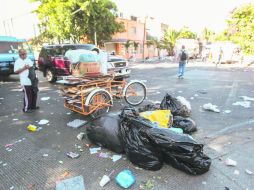 La calle 66 termina como muladar todos los viernes cuando se retira el tianguis. EL INFORMADOR / F. Atilano