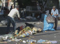 La Dirección de Aseo Público debe dedicar varias horas a la limpieza que no hicieron los comerciantes. EL INFORMADOR / F. Atilano