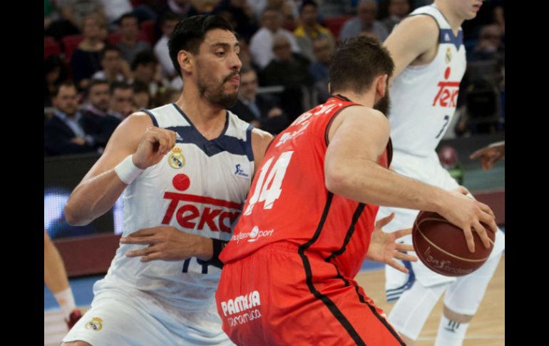 Ayón (I) y Dubljevic (D) protagonizan una lucha titánica bajo los aros. EFE / A. Ruiz de Hierro