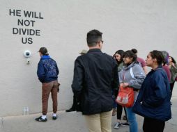 En un muro se puede leer el mensaje en mayúsculas 'Él no nos dividirá', en referencia a Trump. ESPECIAL / www.abqjournal.com