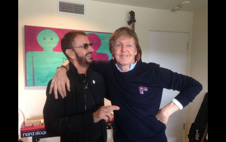 Mediante un tuit, acompañado de una foto, Starr dedicó unas palabras a su compañero McCartney. TWITTER / @ringostarrmusic