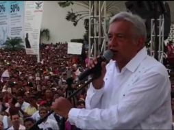 Entre aplausos y juegos de pirotecnia, se despide de la multitud asegurando que él no los va a traicionar. FACEBOOK / Andres Manuel Lopez Obrador