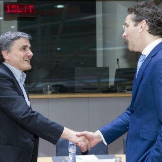 Grecia acepta legislar más reformas y desbloquea negociación