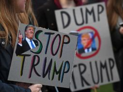 Los manifestantes en contra del mandatario cantaban: '¡No a Trump! ¡No al KKK! ¡No a una América fascista!'. AFP / J. Tallis