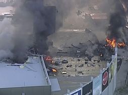Unidades de bomberos acudieron a la plaza comercial para controlar las llamas provocadas por el percance. AP / ESPECIAL