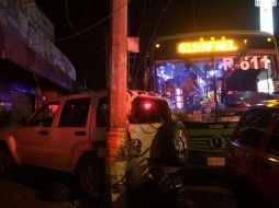 El camión con el número S-0231 se fue de lado y golpeó a una camioneta Cherokee blanca, que estaba estacionada. ESPECIAL / Bomberos de Guadalajara