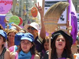 Cientos de mujeres y hombres uruguayos marcharon el lunes en Montevideo en repulsa a la ola de feminicidios en el país. EFE / ARCHIVO