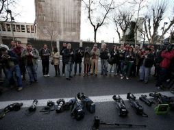 Cámaras en el suelo en señal de protesta frente a la Embajada de los Estados Unidos en España. NTX / ARCHIVO