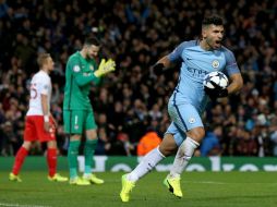 Agüero celebra uno de los dos tantos que anotó esta noche. EFE / N. Roddis