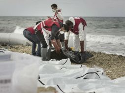 Ayer fueron encontrados 74 cuerpos de migrantes en una playa libia. EFE /