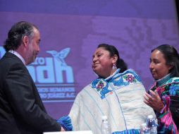 Raúl Cervantes, Alberta Alcántara y Teresa González, en el Museo Nacional de Antropología. EFE / S. Gutiérrez