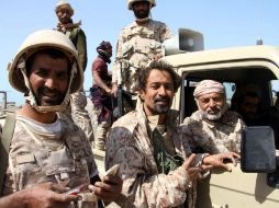 Ahmed Seif al Yafai (d) habla con varios soldados desde el interior de un vehículo. AFP / S. Al-Obeidi