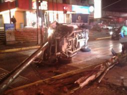 Bomberos de Zapopan acuden al lugar del incidente para regresar el vehículo a sus cuatro llantas. ESPECIAL / Bomberos Zapopan