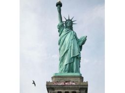 La pancarta con el mensaje “Bienvenidos refugiados” fue colocada el mismo día que se anunció una ampliación del control migratorio. AP / V. Londero