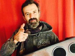 Desde que hizo público su padecimiento, el intérprete de la banda española ha mostrado buen humor y buen ánimo. FACEBOOK / Jarabe de Palo