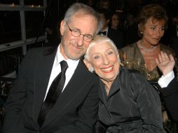 Spielberg calificó a su madre como su 'amuleto de la suerte' en un discurso tras recibir el Oscar por 'Schindler's List'. TWITTER / @EW