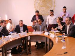 Durante la sesión de la Comisión de Justicia, Saúl Galindo (c) denuncia que les quieren hacer repetir el proceso. TWITTER / @LegislativoJal