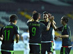 El delantero de México Ronaldo Cisneros festeja junto a sus compañeros su quinta anotación del certamen. TWITTER / @miseleccionmx