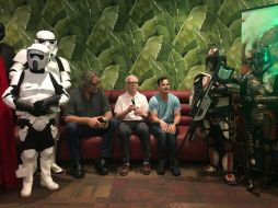 A los actores Peter Mayhew (i), Jeremy Bulloch (c) y Daniel Logan (d) les impacta la recepción del film a más de 40 años de su estreno. EFE / J. Muñiz