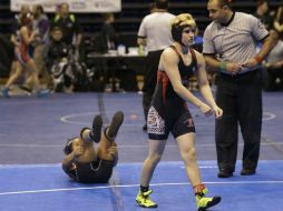 Beggs (D) extendió su invicto a 53 combates. AP / M. Phillip