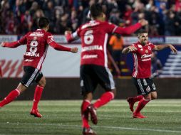 Joe Corona y el 'Topo' Valenzuela se acercan a Víctor Macorra para celebrar el gol definitivo del partido. AFP /