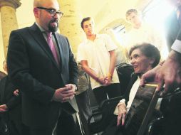 Igor Lozada entrega un reconocimiento a Rosita Aldrete, viuda de Guillermo. EL INFORMADOR / E. Barrera