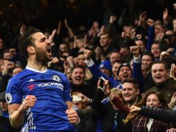 Fábregas celebra el tanto que abre la cuenta para el Chelsea. AFP / G. Kirk