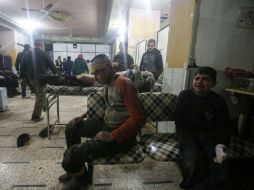 Varios lesionados esperan a ser atendidos en un hospital de la región. EFE / M. Badra