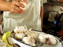 Separa los dientes de ajo y colócalos en un tazón con agua fría. Agrega unos cubos de hielo y deja reposar durante 20 minutos. AP / ARCHIVO