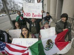 'Liberen a la prensa' puede leerse en cartel durante una de las muchas protestas que continúan en contra de Trump y su administración. AP / ARCHIVO