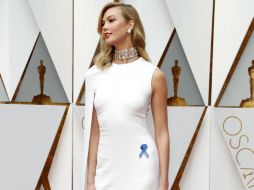 La modelo Karlie Kloss desfiló por la alfombra luciendo un moño azul con las siglas ACLU. EFE / M. Nelson