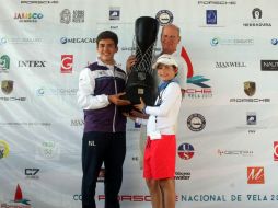 Patricio Montemayor (izq) y Pablo Aguilar reciben su premio. EL INFORMADOR / M. Vargas