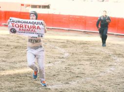 El sujeto saltó al ruedo y fue detenido por policias para después abandonar el coso tapatío. EL INFORMADOR / R. Tamayo