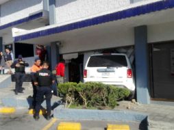 La camioneta impactó el edificio por el lado de la silla del gerente, quien se levantó de su escritorio. ESPECIAL / Bomberos de Zapopan