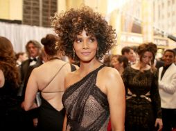 Halle  Berry entregó el premio de Mejor Director a Damien Chazelle por 'La La Land'. AFP / C. Polk