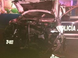 Uno de las patrullas salió expelida hacia la banqueta, donde impactó a los civiles. ESPECIAL /