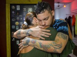 Familiares de Ismael Enrique Arciniegas Valencia se consuelan tras conocer la noticia del deceso. AFP / L. Robayo