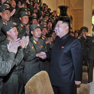 Kim Jong-un revisa sus tropas ante maniobras de Seúl y EU