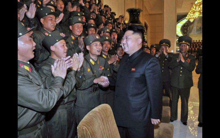 El líder fue informado de la planificación de las operaciones de defensa del país y supervisó las instalaciones. AFP / KCNA