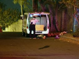 El vehículo fue dejado a un costado de una escuela secundaria federal, por lo que vecinos dieron aviso a las autoridades. EFE / L. Monrroy