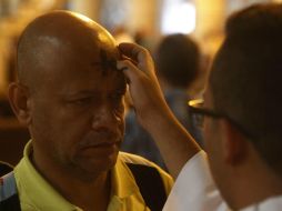 Las cenizas son obtenidas a partir de ramas de olivo quemadas el Domingo de Ramos del año anterior y que luego fueron bendecidas. EFE / L. Noriega