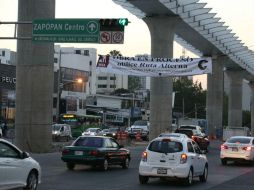 Las mantas que indican el cierre parcial de Ávila Camacho, entre Mar Egeo y Circunvalación, ya comenzaron a colocarse. EL INFORMADOR / R. Tamayo
