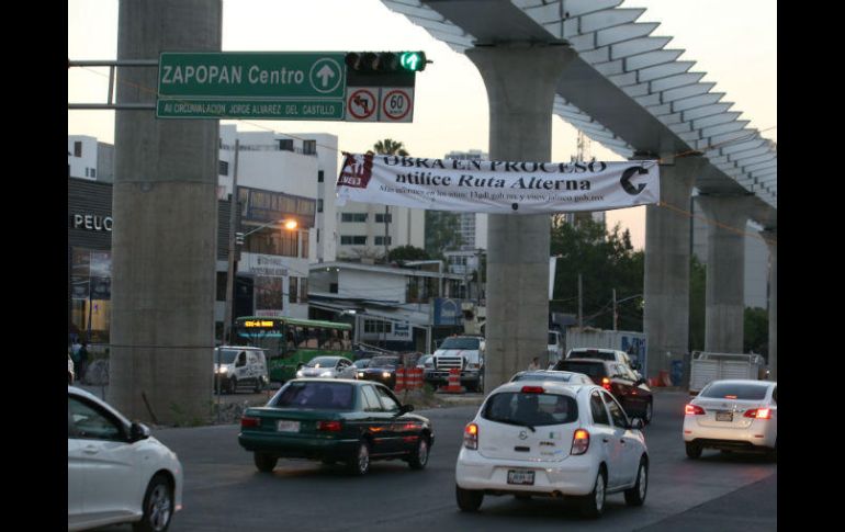 Las mantas que indican el cierre parcial de Ávila Camacho, entre Mar Egeo y Circunvalación, ya comenzaron a colocarse. EL INFORMADOR / R. Tamayo