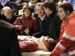 El futbolista fue atendido sobre el césped del campo de juego y evacuado en camilla. EFE / Cabalar