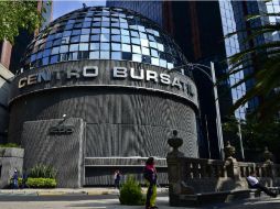 En el mercado de renta variable se opera un volumen de nueve millones de títulos por un importe de 270.8 millones de pesos. AFP / ARCHIVO